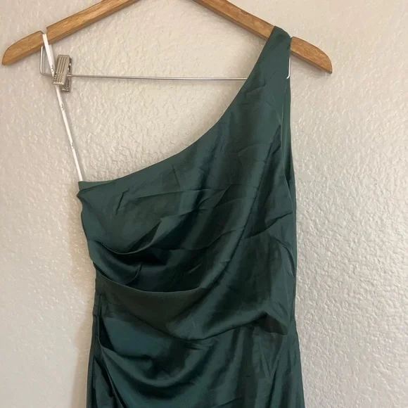 NWOT Dreaming of Elegance Emerald Satin One-Shoulder Maxi Dress - Picture 6 of 8